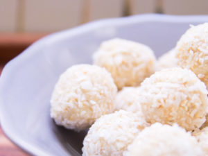 gesunde raffaelo #recipe #rezept #vegan #healthy #sweet #dessert #kokos #mandelmus #amigaprincess