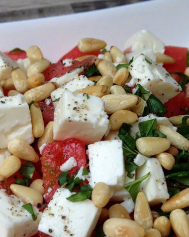 Wassermelone Feta Salat mit Pinienkernen und frischem Basilikum