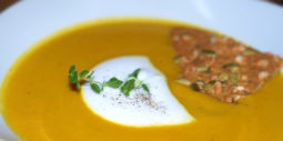 Kürbissuppe mit kokosschaum