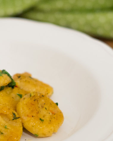 Kürbis Gnocchi, Gnocchi Reezpt vegetarisch, Gnocchi selber machen, Gnocchi mit Hokkaido Kürbis und Chili-Butter, Gnocchi kann man ganz leicht selber machen, kleine Kartoffelklöße mit Kürbis, gelingsicheres Rezept, Herbst, www.amigaprincess.com #gnocchi #kürbisrezept