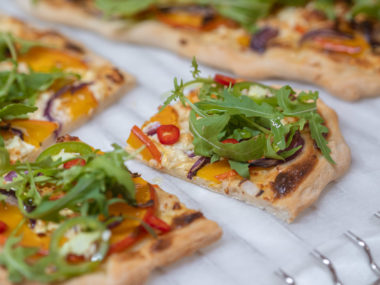 Herbstlicher Flammkuchen mit Kürbis und Feta, Flammkuchen Rezept vegetarisch, Flammkuchen Teig selber machen, Herbst Rezept, einfache und schnelle Rezepte, Flatbread mit Hokkaido, Hokkaido Kürbis Rezepte vegetarisch, Kochen im Herbst, saisonale Rezepte Herbst, Kochen mit Kürbis, Rezept Ideen mit Kürbis, vegeatarischer Flammkuchen mit roten Zwiebeln, Kürbis und Schafskäse, Rezept mit Hokkaido Kürbis, herbstliche Rezepte mit Kürbis, www.alykkelife.com