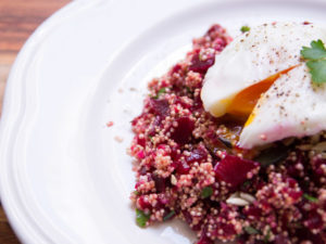 quinoa salat mit roter beete und pochiertem ei #poached #egg #beetroot #summer #salat #rezept #recipe #amigaprincess #delicous #simple #healthy #protein