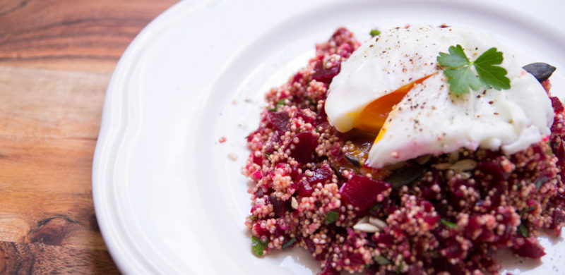 quinoa salat mit roter beete und pochiertem ei #poached #egg #beetroot #summer #salat #rezept #recipe #amigaprincess #delicous #simple #healthy #protein