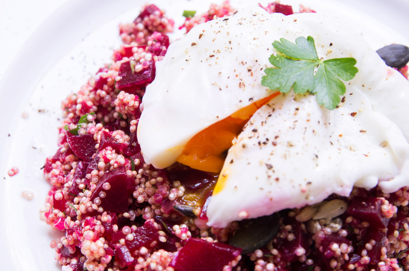 quinoa salat mit roter beete und pochiertem ei #poached #egg #beetroot #summer #salat #rezept #recipe #amigaprincess #delicous #simple #healthy #protein