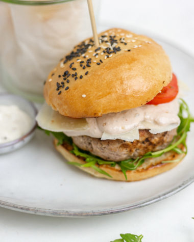 Vitello Tonnato Burger - Vitelli Tonnato Rezept einfach, Vitelli Tonnato Sauce, Soße, Burger mit Kalbfleisch und Thunfisch Sauce, Burger Variation mit Kalbfleisch, Festtagsburger Rezept, Rezept mit Kalbfleisch, italienischer Vorspeisen Klassiker als Burger, kreatives Burger Rezept, Burger Bund selber machen, Burger Rezept ausgefallen, Burger mit Fisch, Thunfisch und Kalbfleisch, www.alykkelife.com