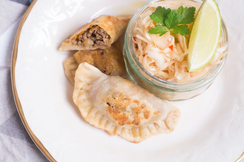 Gyoza mit Fleischfüllung und asiatischen Krautsalat #recipe #rezept #asiatisch #teigtaschen #fleisch #easy