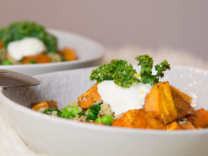 Kale mit Quinoa und Süßkartoffel #kale #recipe #rezept #food #inspo #amigapriness #sweetpotoatoe #healthy #peas #erbsen #quinoa #maincourse #salad