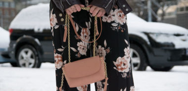 Winterflowers #style #blumen #flower #print #darkflorals #floral #winter #outfit #inspo #fashion #streetstyle #jumsuit #culotte #blockheels #lack #amigaprincess