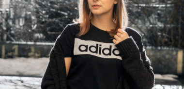 Logo Shirt stylen: One Trend - Different Styles 1