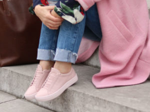 Outfit – Zeigt her Eure Sneaker, Modeblog, Fashion, Look, ootd, pink, Trendfarbe 2017, Wollmantel, Frühling, Turnschuhe, colorful, amigaprincess, Fashionblogger, pink coat, denim, boyfriend jeans