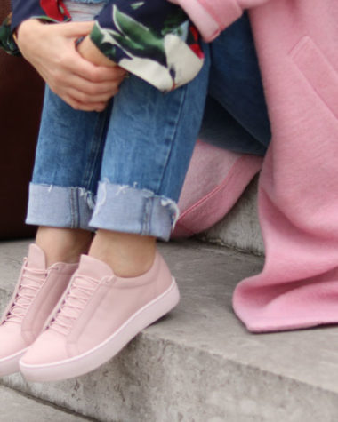 Outfit – Zeigt her Eure Sneaker, Modeblog, Fashion, Look, ootd, pink, Trendfarbe 2017, Wollmantel, Frühling, Turnschuhe, colorful, amigaprincess, Fashionblogger, pink coat, denim, boyfriend jeans