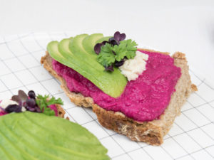 Rote Beete Aufstrich mit Meerrettich und Avocado, Rote Beete Kren Aufstrich, Rezept für die Brotzeit, vegetarischer Aufstrich, rote Rüben Aufstrich, veganer Brotaufstrich, Rote Beete Aufstrich aus Sonnenblumenkernen, Jausenzeit, Rezept, Foodblog, www.amigaprincess.com #rotebeete #aufstrich