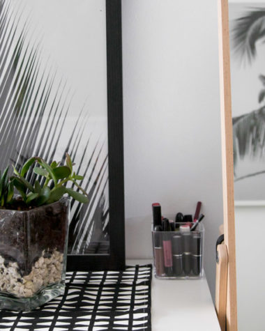 Entrance Makeover: Greenery #interior #trendfarbe #grün #vorraum #flur #interieur #tipps #idee #frühling #colorful #green #poster #black and white #amigapirincess