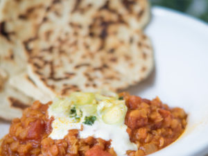 Linsen Dhal und hausgemachtes Naan Brot 75