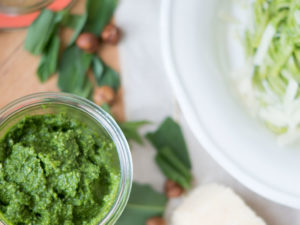 Bärlauchpesto mit Haselnüssen #bärlauch #pesto #homemade #springtime #season #recipe #rezept #pasta #wildgarlic #garlic #tasty #nut #hazelnut #haselnuss