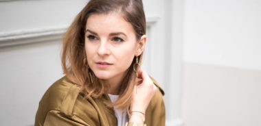 xxl ohrringe #trend #amigaprincess #fashion #outfit #streetstyle #fashioninspo #mode #inspiration #klunker #earrings #ohrhänger #thomas sabo #ootd #viennastreetstyle #bomberjacke #culotte #slipper
