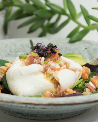 Büffelmozzarella mit Parma-Papaya-Dressing, schnelle Vorspeise, Sommerküche, Sommer Rezept mit Mozzarella, Papaya Rezept pikant, sommerlicher Salat, Low carb Sommer Gericht, Parmaschinken Vorspeise, Rezept Sommer Salat, glutunfreie Vorspeise, Salat Vinaigrette mit Papaya, Salat Dressing mit Parmaschinken, www.alykkelife.com