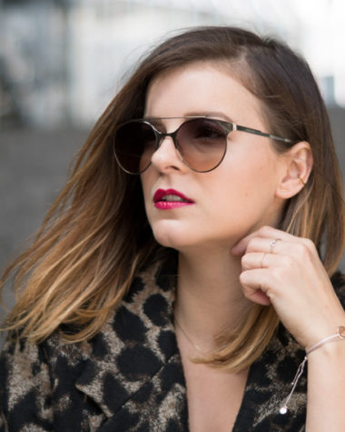 #ootw: Leo-Mantel und weiße Sneaker, Streetstyle, white sneaker, reebok, drykorn, leopard print, outfit inspo, style, casual, trend, amigaprincess, carrera, coccinelle, guitar strap, amigapieces