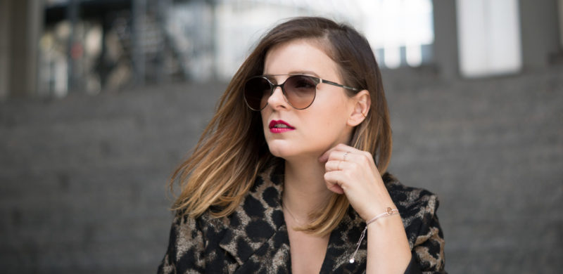 #ootw: Leo-Mantel und weiße Sneaker, Streetstyle, white sneaker, reebok, drykorn, leopard print, outfit inspo, style, casual, trend, amigaprincess, carrera, coccinelle, guitar strap, amigapieces