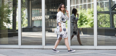 One Trend - Different Styles: Sommerkleider mit Print, fashion inspo, how to wear printed summerdresses, flowerprint, blumen, blusenkleid, hemdkleid, summer look, inspiration, streetstyle, miu miu, converse, kleid, crossbody, amigaprincess