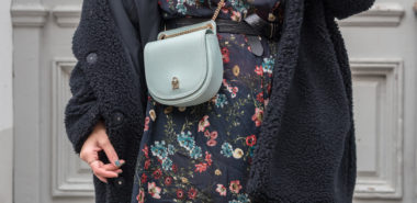 Midikleid im Herbst tragen - Styling-Tipps und Outfit-Inspo, Midikleid herbsttauglich stylen, Midikleid kombinieren, Teddy Coat, Streestyle Inspo, Herbst Outfit, Midikleid mit Blumenmusten, Overknees mit BLockabsatz, Bauchtasche kombinieren, Sommerkleider im Winter tragen, Outfitinspiration, Fashionblog, www.amigaprincess.com