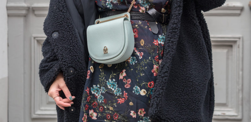 Midikleid im Herbst tragen - Styling-Tipps und Outfit-Inspo, Midikleid herbsttauglich stylen, Midikleid kombinieren, Teddy Coat, Streestyle Inspo, Herbst Outfit, Midikleid mit Blumenmusten, Overknees mit BLockabsatz, Bauchtasche kombinieren, Sommerkleider im Winter tragen, Outfitinspiration, Fashionblog, www.amigaprincess.com
