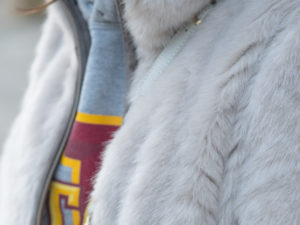 Fake Fur Mantel - so trägt man den kuscheligen Herbsttrend im Alltag, Fake Fur Mantel kombinieren, Streetstyle mit Fake Fur, Kunstfelljacke alltagstauglich stylen, Stylingstipps für Fake Fur Mäntel, Trendreport, www.amigaprincess.com