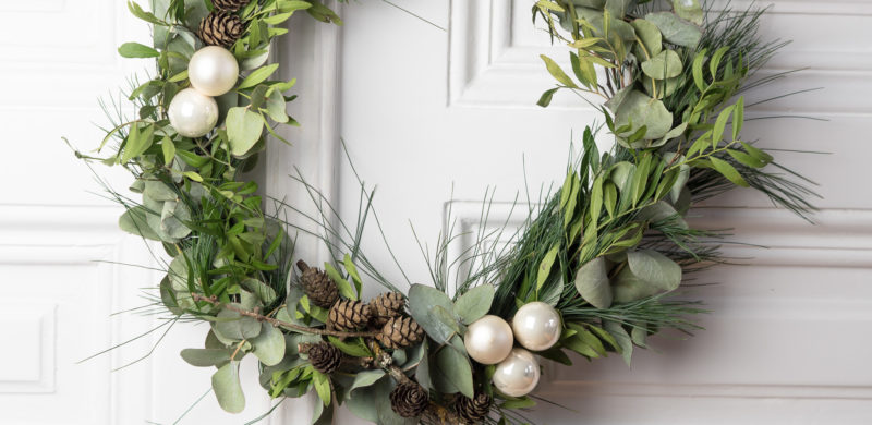 Skandinavischer Weihnachtskranz: Interior DIY, Kranz selber machen, Kranz binden, minimal Design, nordic, Wohnen, Do It Yourself Anleitung Weihnachtsschmuck, Dekoration, Happy Lifestyleblog, Interior Inspo Xmas, www.amigaprincess.com