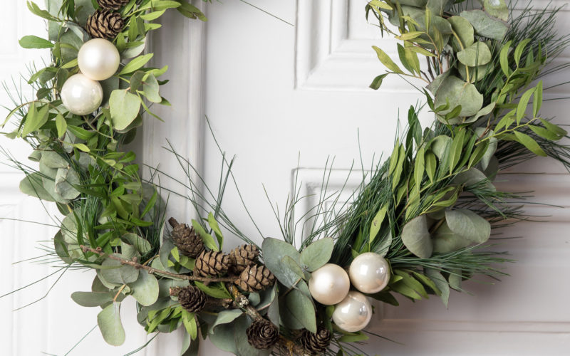 Skandinavischer Weihnachtskranz: Interior DIY, Kranz selber machen, Kranz binden, minimal Design, nordic, Wohnen, Do It Yourself Anleitung Weihnachtsschmuck, Dekoration, Happy Lifestyleblog, Interior Inspo Xmas, www.amigaprincess.com