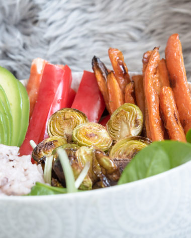 Foodbowl mit Wasabi Dip, Rezept für Food Bowl, klassisches Foodbowl, Joghurt, Avocado, Naturreis, Kohlsprossen, Zutaten Foodbowl, gesund Essen, nährstoffreicher Lunch, Rezept, recipe, Food Inspo, www.amigaprincess.com