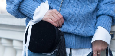 One Trend - Different Styles: a little bit of velvet, Samt Winter Outfit, Velvet Tasche, runde Samttasche, Strickpullover, Bluse, Layering, casual Winteroutfit, Baby Boy Blue Trendfarbe 2018, Outfit Inspiration, Streestyle, Fashionblog, www.amigaprincess.com