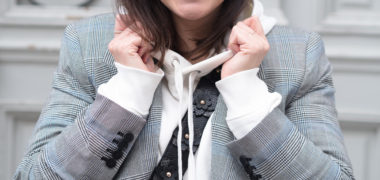 Glencheck Trendreport: One Trend - Different Styles, Glencheck kombinieren, Karo Blazer kombinieren, so stylst du einen karo blazer, was ist glencheck, karo - das trendmuster 2017/18, Trendreport, Winteroutfit, Outfit, Streetstyle, Ultra Violettes Midikleid mit Blumenprint, weißer Hoodie, Glencheck Blazer, Overknees mit Blockabsatz, Alltags-Look, Stylingstipps, Outfit Inspo, Fashioblog, www.amigaprincess.com