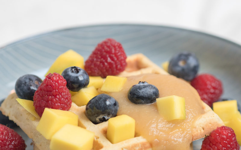 Glutenfreie Waffeln mit Mandelmehl und Beeren, Rezept für Frühstückswaffeln, Frühstück, glutenfree, breakfast, waffles, Waffeln ohne Mehl, low carb, ketogene Ernährung, healthy, einfach und schnelle, Foodblog, www.amigaprincess.com
