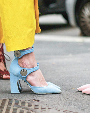 Das sind die Schuhtrends 2018, Statementschuhe, Trendschuhe 2018, Schuhe mit Schnallen, Schuhe mit Volants, Schuhe mit Schleifen, Kitten Heels, Lace Up Booties, Schnürboots, Vinyl Stiefeletten, transparente Schuhe, Slipper, Mules, Schuhe in Satinoptik, Satin-Schuhe, Plateausohlen, Statement Sohlen, Flatform Sandalen, Cowboy Stiefel, Frühjahrstrends 2018, Trendreport, Fashionblog, Happy Lifestyleblog, www.amigaprincess.com