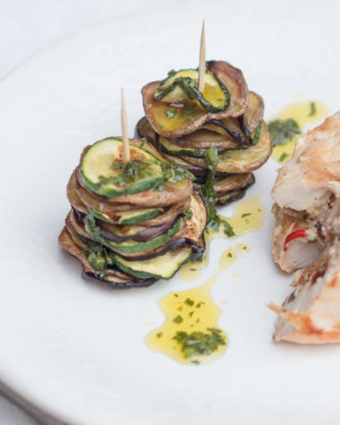 Valetinstags-Menü vom Grill, Valentinstagsmenü, Valentine, Menü für Verliebte, Kochen zum Valentinstag, Menüfolge, Rezepte, Rezepte zum Valentinstag, Grillen , BBQ, Bruschetta mit Caprese, mediterran gefüllte Hühnerbrust mit gegrilltem Gemüse, Milchbrötchen mit Joghurt und Erdbeeren, einfach und schnelle, Foodblog, Food Photography, Wintergriller, Grillen im Winter, Happy Lifestyleblog, www.amigaprincess.com