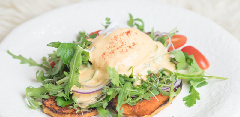 Eggs Benedict mit Süßkartoffeln und einfacher Sauce Hollandaise, leichtes Rezept für Eggs Benedict, Weekend Brunch, Eggs Benedict with fake hollandaise, schnelle Küche, gesundes Rezept, recipe,Eier pochieren Anleitung, how to poach eggs, Food Photography, Foodblog, www.amigaprincess.com