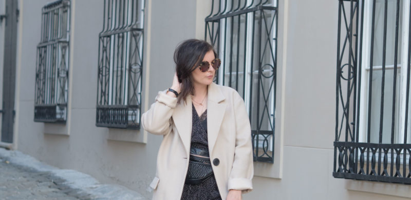 [Werbung]Outfit: der perfekte beige Mantel via Zalando Lounge, Frühlingsoutfit, Streetstyle mit weißen Sneakern und Bauchtasche, Trend Belt Bag im Alltag, Camel Coat im Frühling, Fashionblog, Polka Dots casual Outfit, gepunkteter Overall mit weißen Sneakers und beigem Mantel, Wollmantel, www.amigaprincess.com