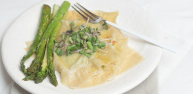 Ricotta-Spargel Ravioli selbermachen, Ravioli aus Wan Tan Teig, Rezept für einfache Ravioli, Ravioli mit Spargelfüllung, vegetarische Hauptspeise, Frühlingsgericht, Frühling, vegetarisch, Food Photography, Foodblog, www.amigaprincess.com