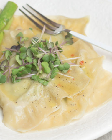 Ricotta-Spargel Ravioli selbermachen, Ravioli aus Wan Tan Teig, Rezept für einfache Ravioli, Ravioli mit Spargelfüllung, vegetarische Hauptspeise, Frühlingsgericht, Frühling, vegetarisch, Food Photography, Foodblog, www.amigaprincess.com