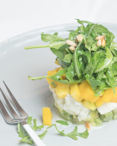 Caprese mit Mango und Avocado, italienischer Klassiker Abwandlung, Sommergericht, fruchtige Vorspeise, Vorspeise mit Mango und Avocado, frühlingshafte Vorspeise, Abwandlung Tomate Mozzarella, Foodblog, Food Photography, vegetarische Vorspeise, italienische Küche, www.amigaprincess.com