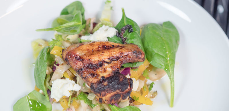 Chickenwing Salat mit Feta – Weber Streetfood Grillkurs*, Werbung, Hühnerflügel mit Fenchelsalat, Granatapfel Dressing, Grillrezept, BBQ, Grillen, gegrilltes Gemüse als Beilage, Rezept für gegrillte Hühnerflügel, Chicken Wings, Weber Kugelgrill, Foodblog, www.amigaprincess.com