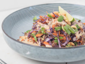 Quinoa Salat Thai Style mit Erdnuss Dressing, Rezept, Hauptspeise, einfach und schnell, Rezept mit Quinoa, Erdnuss-Limetten Dressing, thailändisch, Rohkost, Foodblog, Food Photography, peanut dressing,www.amigaprincess.com #quinoa #thaisalad