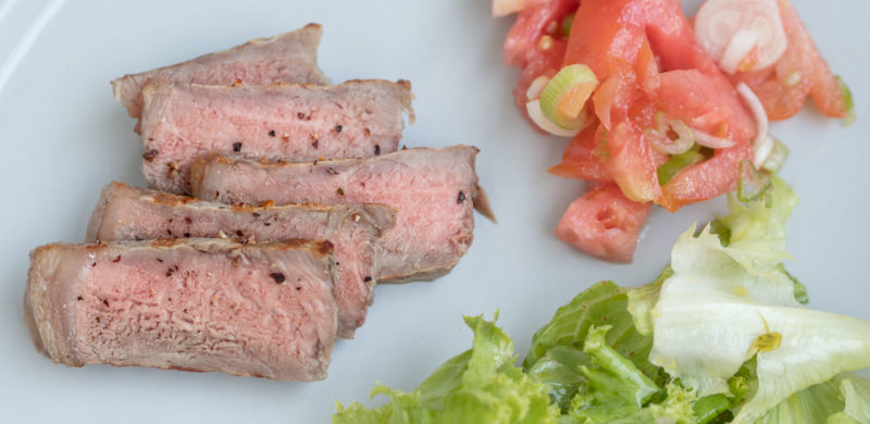 Werbung. Das perfekte Steak - Tipps und Tricks, Weber Pulse 2000, BBQ, Grillsaison, Steak perfekt braten, Fleisch grillen, Tipps zum Steak grillen, igrill, Wie findet man die richtige Kerntemperatur?, Kerntemperatur finden mit dem iGrill, Grillen am Balkon, so gelingt das perfekte Steak, Foodblog, www.amigaprincess.com, #steak #grillen #grillrezept