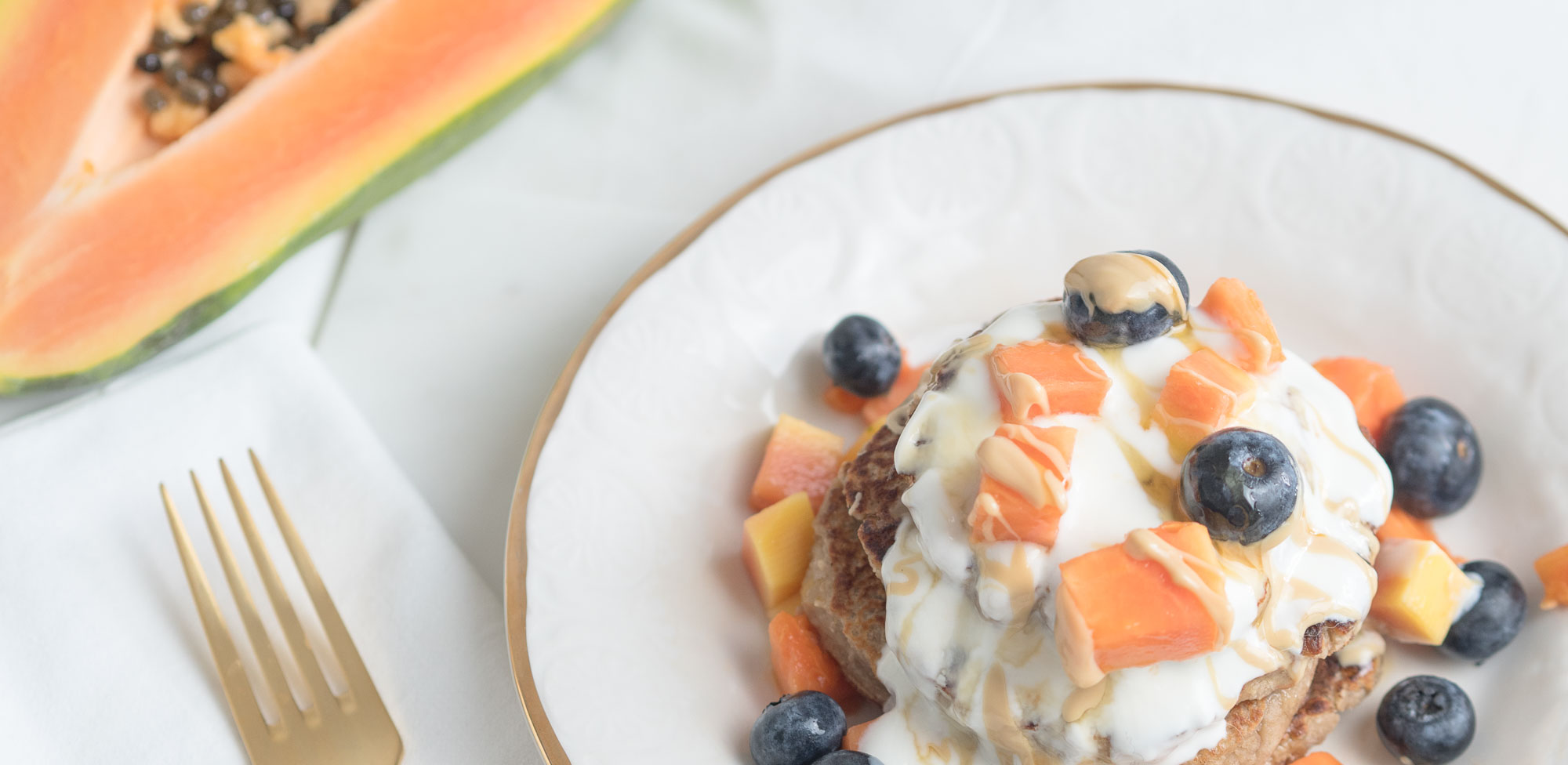 Mandel Pancakes mit Joghurt und Früchten - Lykke Life