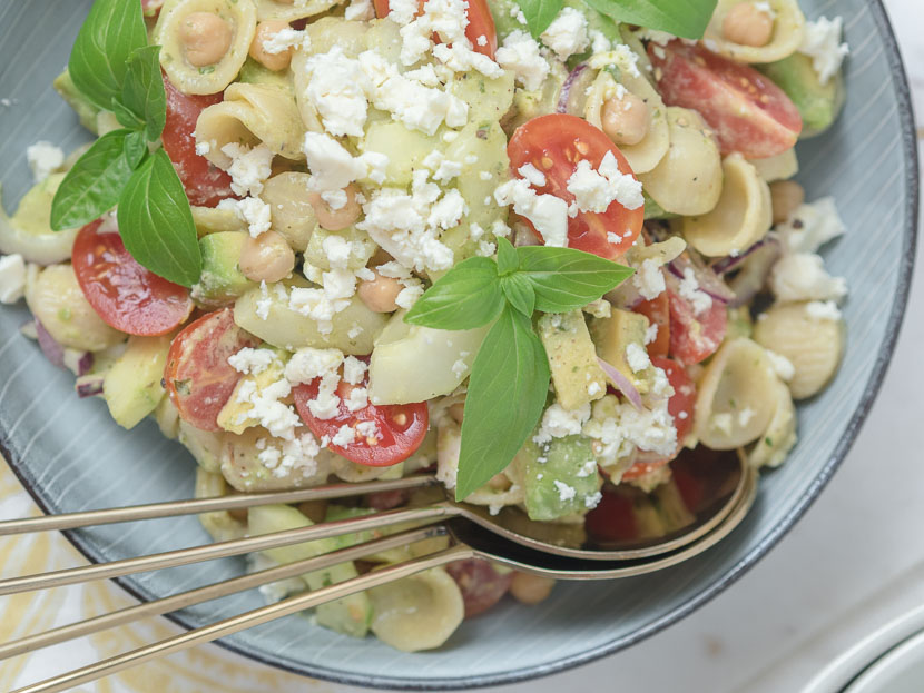 Nudelsalat mit Kichererbsen und Limetten-Dressing - Lykke Life