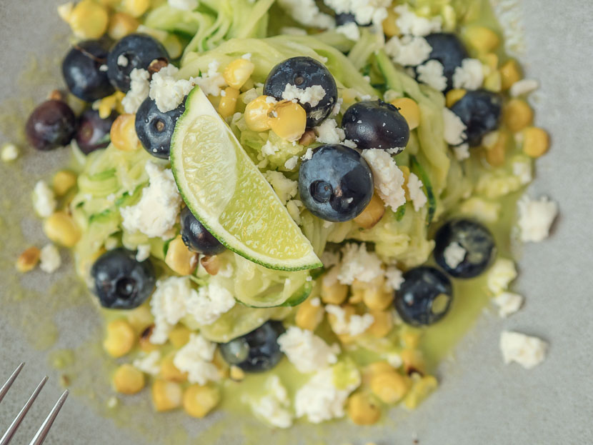 Der perfekte Sommer-Salat: Zoodles mit Blaubeeren und Feta - Lykke Life