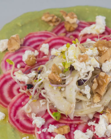Roten Rüben Carpaccio mit Avocadocreme und Fenchel, Dieses Rezept ist eine herbstliche und vegetarische Alternative zum klassischen Rinder Carpaccio, Rote Beete als Herbstklassiker, Wurzelgemüse kreativ einsetzen, Fenchelsalat mit Rote Beete, Herbst Rezept, einfache und gesunde Küche, vegetarische Vorspeise, Foodblog, Food Photography, www.amigaprincess.com #rotebeete #herbstgericht #rezept #carpaccio