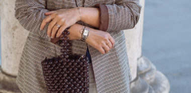 Blazer Time - so kombinierst Du den Allrounder im Herbst, so kombinierst du den Blazer im Herbst 2018, diese Blazer sind jetzt im Trend, Blazer für einen lässigen Alltagslook stylen, Blazer Modelle Herbst 2018, Fashionblog, Streetstyle mit kariertem Blazer, Jeans und Perlentasche, Karoblazer richtgi stylen, www.amigaprincess.com #karoblazer #basicoutfit #herbsttrend2018
