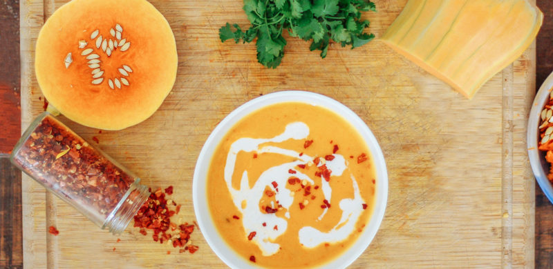 Meine liebsten Herbstsuppen, vegetarische Suppen, Herbstsuppen Rezepte, diese Suppen halten uns im Herbst und Winter schön warm, saisonale Suppen für die kalte Jahreszeit, Herbstklassiker Suppen, Rote Beete Suppe mit Wasabi, Selleriesuppe mit Maroni und Zitrone, Kürbissuppe mit Karotte und Kokosmilch, Linsensuppe mit Bohneneinlage, Suppen für kalte Tage, www.amigaprincess.com #herbstsuppen #suppenrezept #herbstrezept