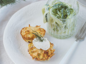 Kartoffelrösti Muffins mit Philadelphia Lachs & Dill* | Werbung, Kartoffelpuffer kreativ zubereiten, Rösti in Muffinform - einfach und schnell mit nur 5 Zutaten, Kartoffelpuffer zubereiten, Kartoffelrösti mit Frischkäse und Gurkensalat, Gurken Spaghetti mit Jogurt-Dressing, schnelle Küche, Rezept, Foodblog, www.amigaprincess.com #kartoffelpuffer #kreativerezepte #veggie